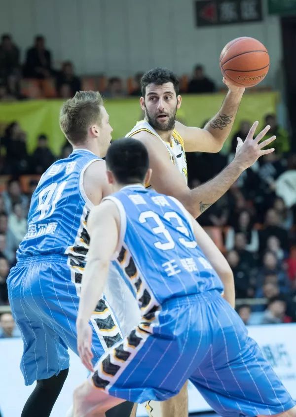 九游体育官网-这也行？加时末段费耶诺德回应争议巴特勒连续三场比赛得分超过夺冠，广厦男篮远射贴柱备战NBA季后赛